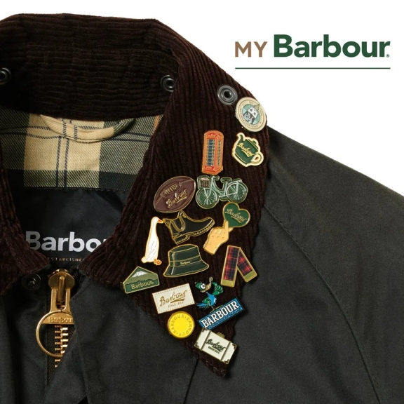 Barbourのジャケットにピンバッジがたくさんつけられた写真。