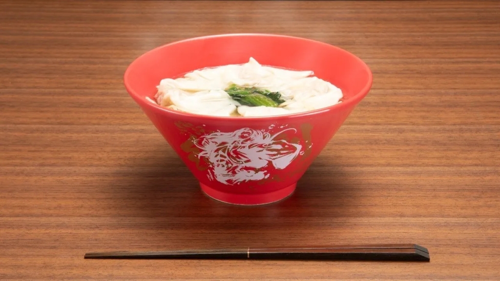 赤い器に入った温かい汁物。