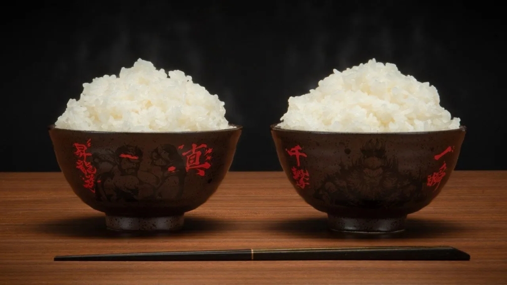 湯気の立つ白米が山盛りに盛られた2つの茶碗。