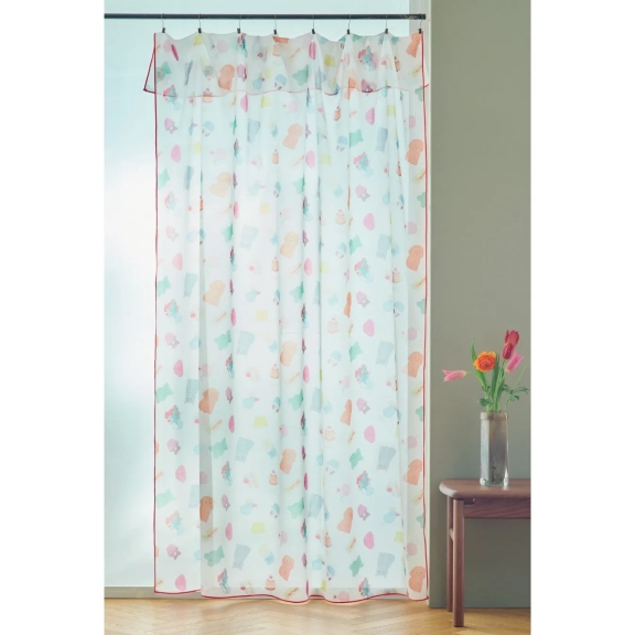 白いカーテンに、パンやケーキ、動物などのイラスト