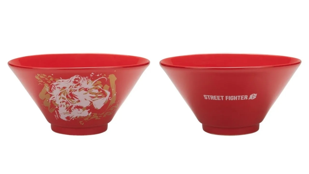 ストリートファイターのロゴやキャラクターがデザインされた赤いラーメン鉢。