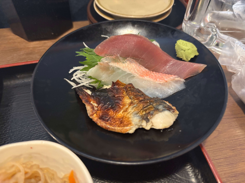 番屋余市 上野店ランチ全メニューに無料でつく刺身と焼き魚