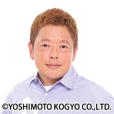 白背景で撮影された、短く茶色い髪の日本人男性のポートレートです。水色のストライプシャツを着ており、カメラに向かって穏やかな笑顔を見せています。