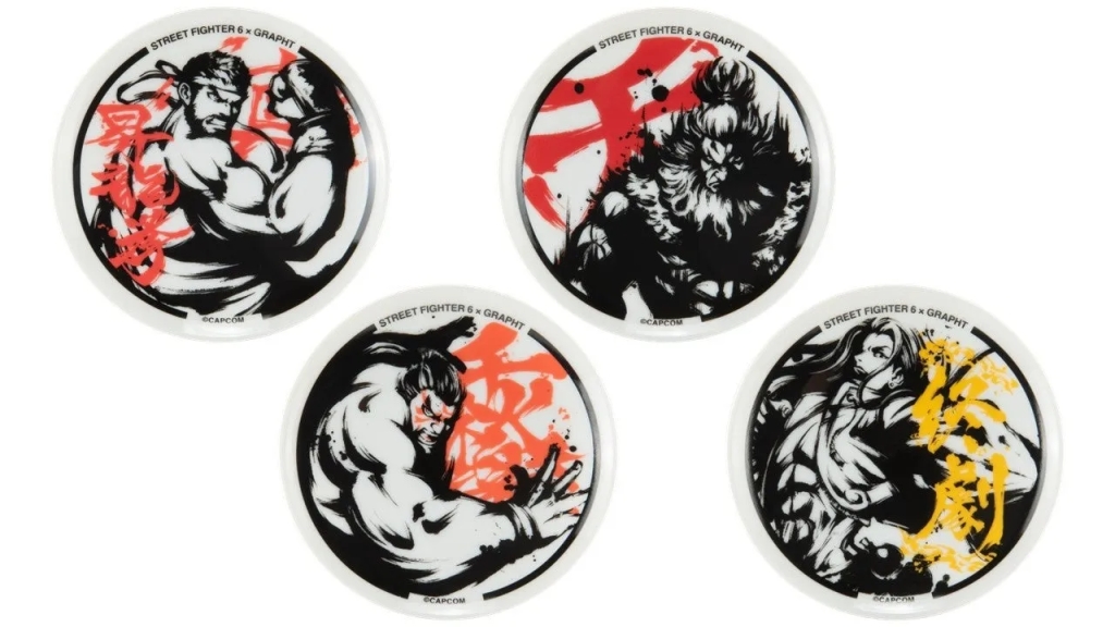 ストリートファイター6のキャラクターが墨絵風のタッチで描かれた4枚の円形グッズ。