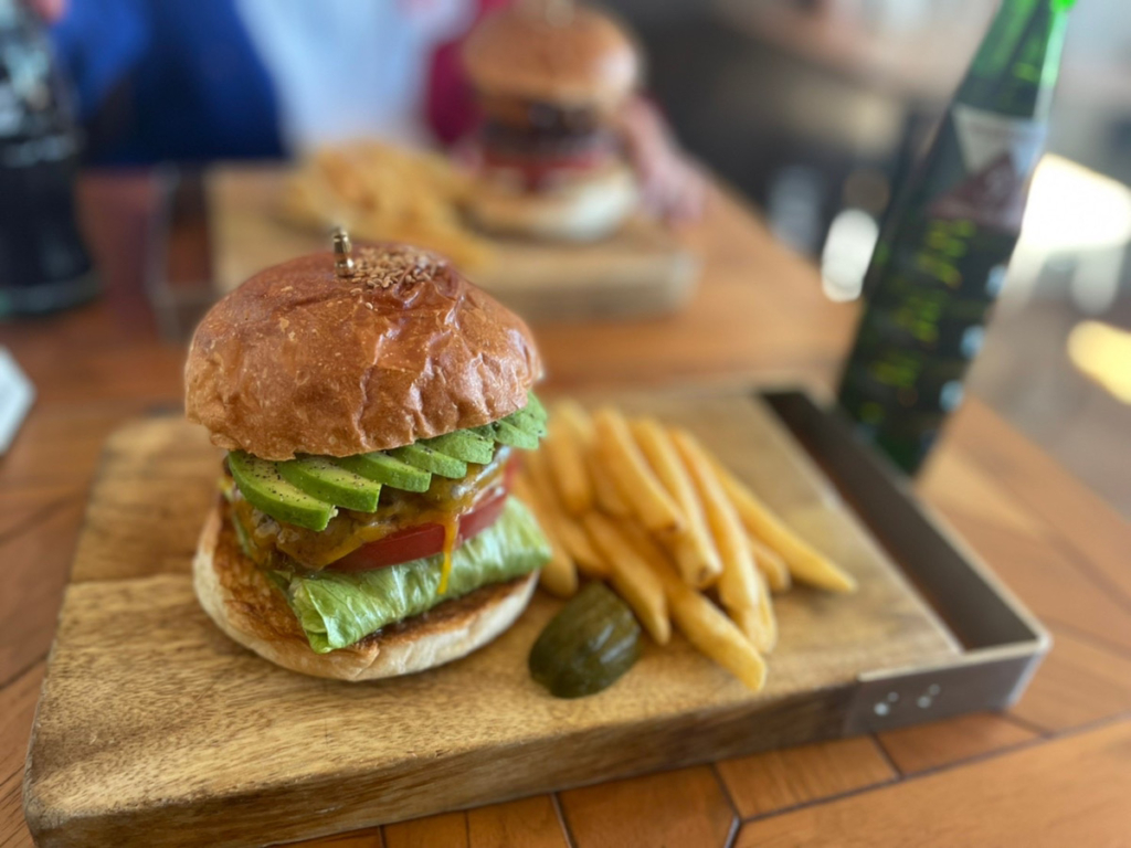 McLean-OLD BURGER STAND-の女性に大人気メニュー「アボカドチーズバーガー」