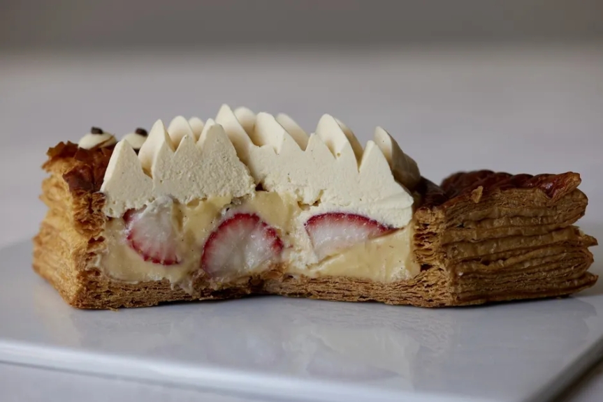 いちごのミルフィーユの断面図。クリームがたっぷりかかっている。