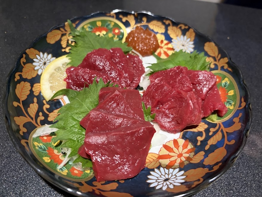 「居酒屋とみ」の会津馬刺し三種盛り合わせ