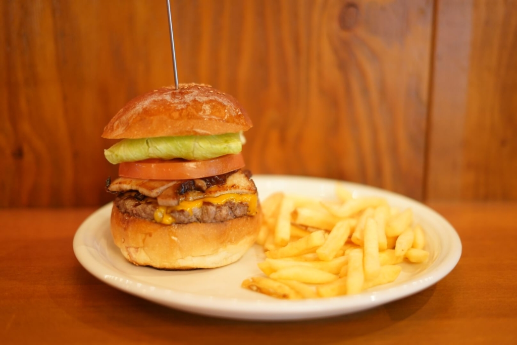 CANNONBALL DINER(キャノンボール ダイナー)一番人気のメニューの「自家製ベーコンチーズバーガー」
