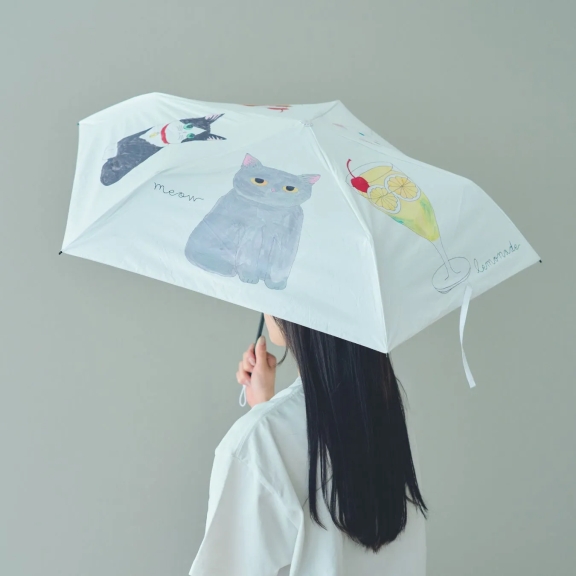 白い傘をさしている女性の後ろ姿