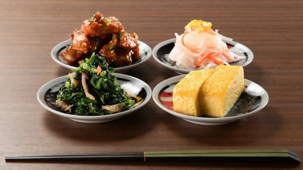 彩り豊かな和食の小鉢が並べられています。