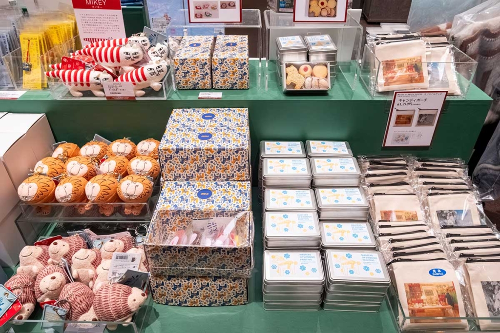 スウェーデン絵画展のミュージアムショップではリサ・ラーソンやミナペルホネンのグッズも並ぶ