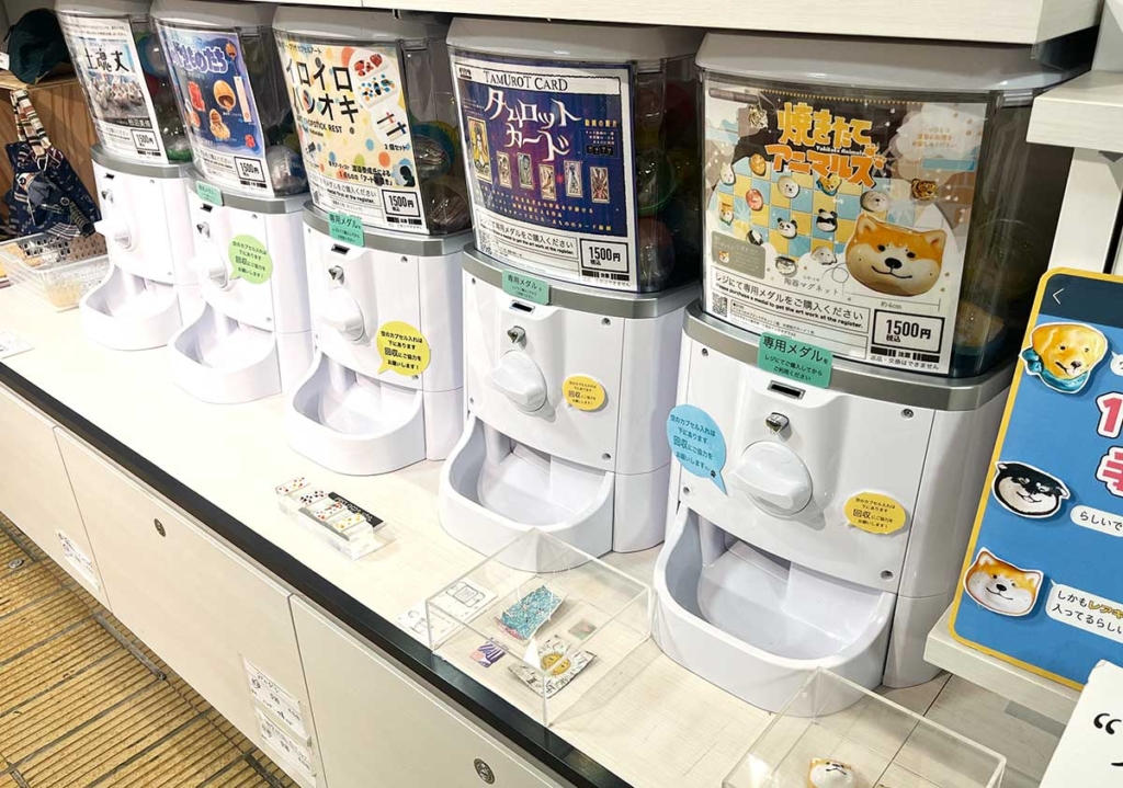 藝大アートプラザのアーティスト手作りのグッズのガチャガチャ