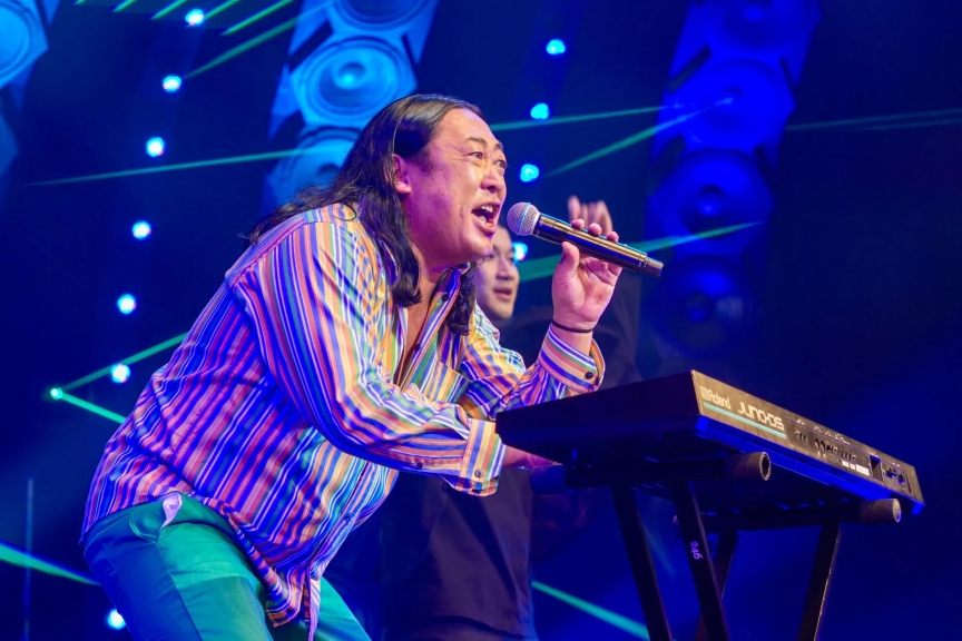 ライブで熱唱する秋山竜次さん