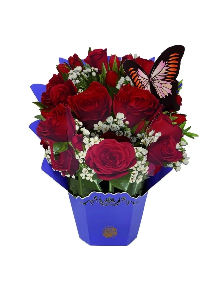 赤いバラの花束が青い箱に入っており、蝶の飾りが添えられています。