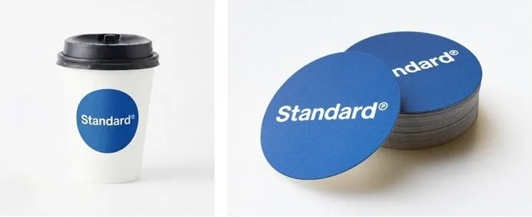 白いコーヒーカップと、青い円形のコースターの画像