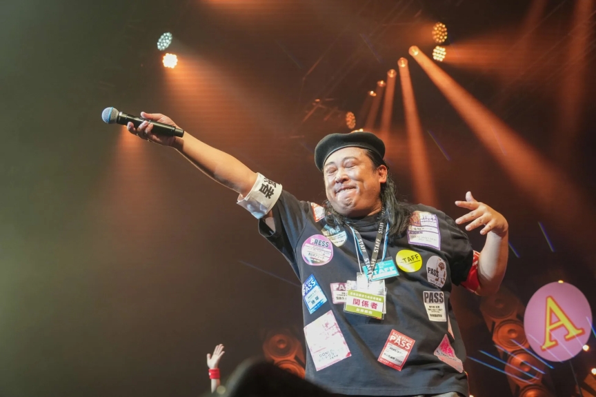 ステージ裏で笑顔を見せる秋山竜次さん