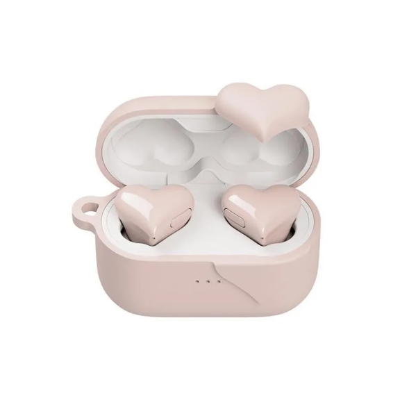 ピンク色のハート型のワイヤレスイヤホンとケースの画像です。イヤホンはケースに収められており、ケースの蓋にはもう一つのハートが配置されています。