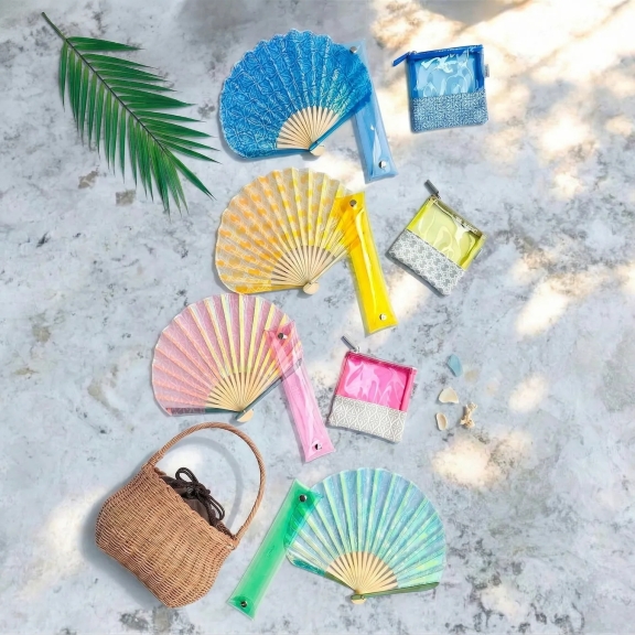 扇子、ポーチ、カゴバッグなどが配置された画像。カラフルな扇子と透明なポーチが夏らしい雰囲気を醸し出している。カゴバッグも添えられ、ビーチや夏のイベントを連想させる。