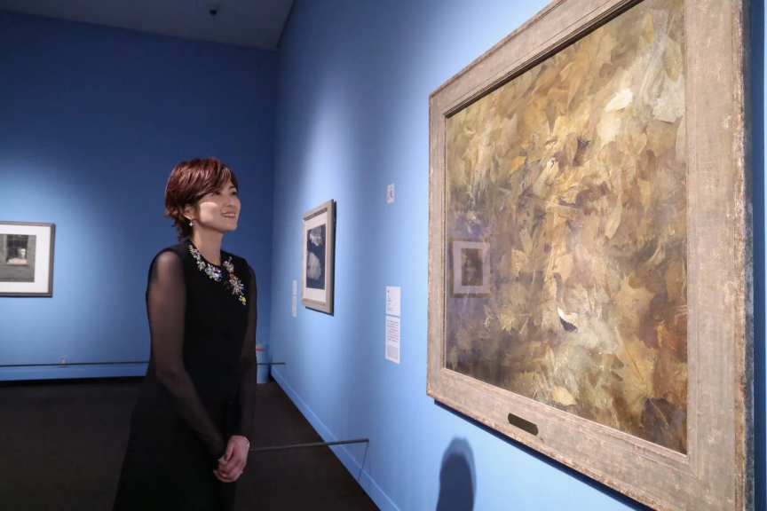 美術館で絵画を鑑賞する女性