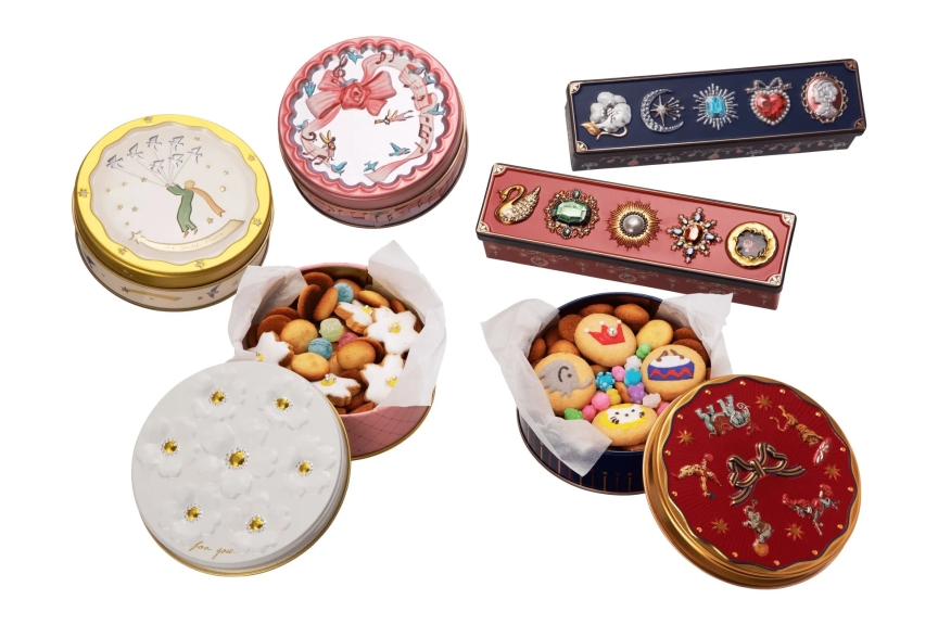 様々なお菓子の缶が並んだ写真。缶にはそれぞれ、花やリボン、星、象、サーカス、宝石などがデザインされている。缶の中にはクッキーが入っている。