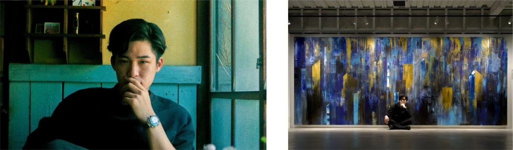 男性が壁の絵の前で座っている画像