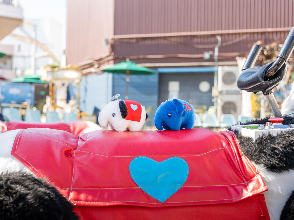 花やしきオリジナルの「どむぞうくんぬいぐるみボールチェーン」が2種類販売