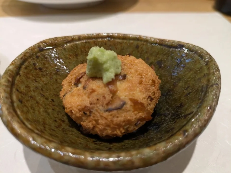 カウンターで揚がる天ぷら