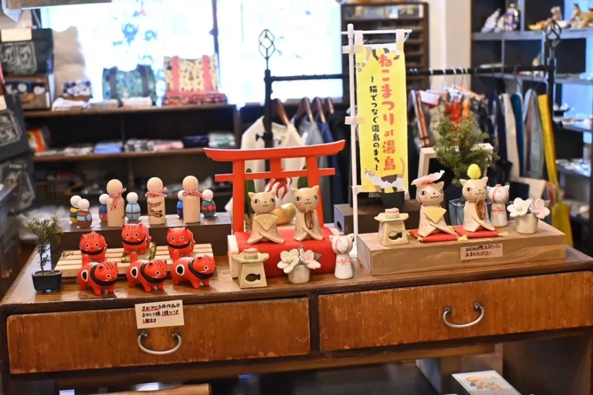 和カフェを併設した猫雑貨店の店内