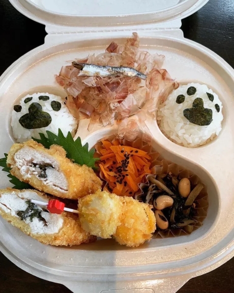 肉球の形をしたおにぎりが入ったお弁当