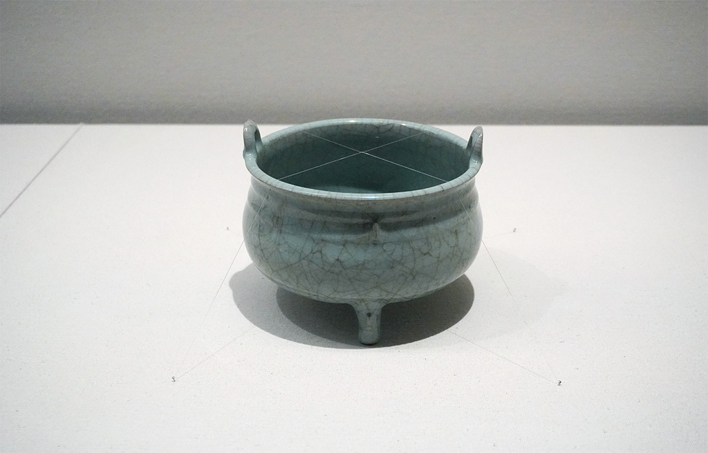 展示風景「民藝SHOCK!! ─没後60年 静嘉堂の河井寬次郎」 《青磁鼎形香炉》 南宋官窯 南宋時代(12~13世紀)静嘉堂文庫美術館蔵 9/5~ 10/12展示