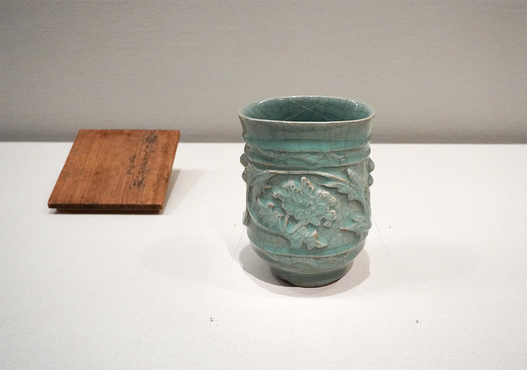 展示風景「民藝SHOCK!! ─没後60年 静嘉堂の河井寬次郎」 《繍花青瓷蟹爪文花䟎》河井寬次郎 大正11年(1922)頃 個人蔵 9/5~ 10/12展示