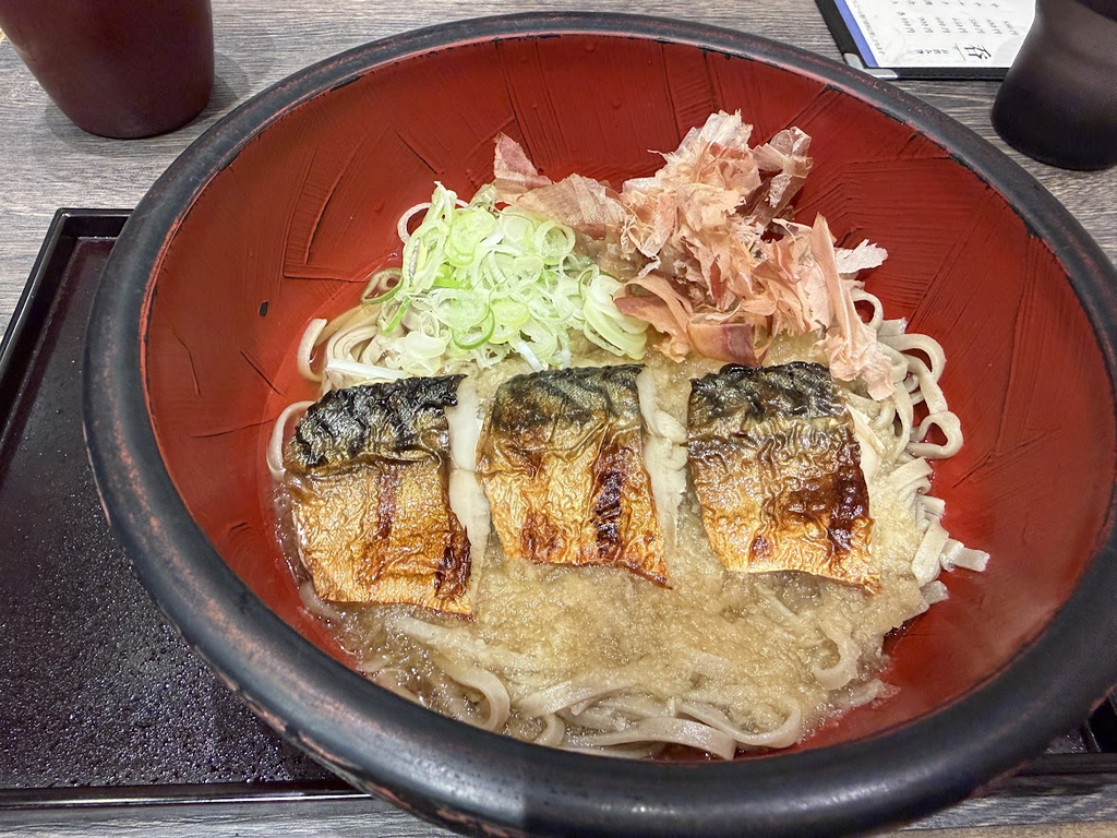 福井駅前のそば百名店「あみだそば 福の井」 名物の焼サバおろしそば