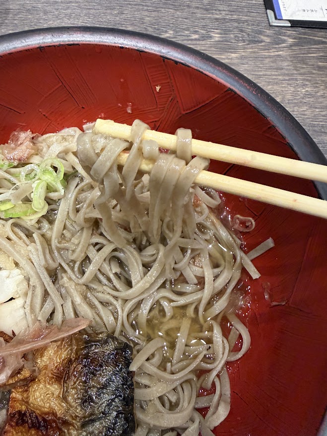 福井駅前のそば百名店「あみだそば 福の井」 名物の焼サバおろしそば